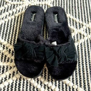 Kookaburra by Ugg fuzzy bow sandals. New!